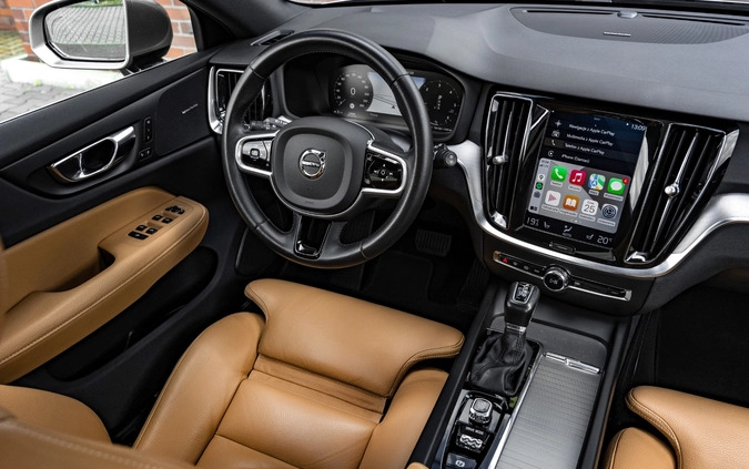 Volvo V60 cena 114900 przebieg: 104584, rok produkcji 2019 z Gryfice małe 781